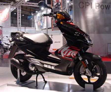 scooter tuning noir mbk dans un salon