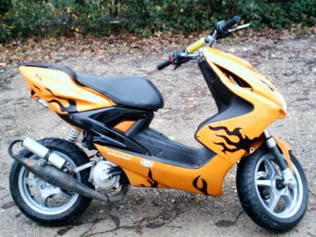 scooter tuning orange avec des flammes
