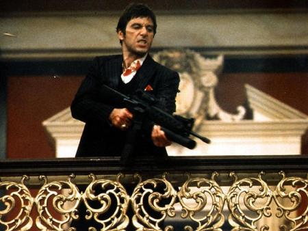 scarface avec une mitraillete